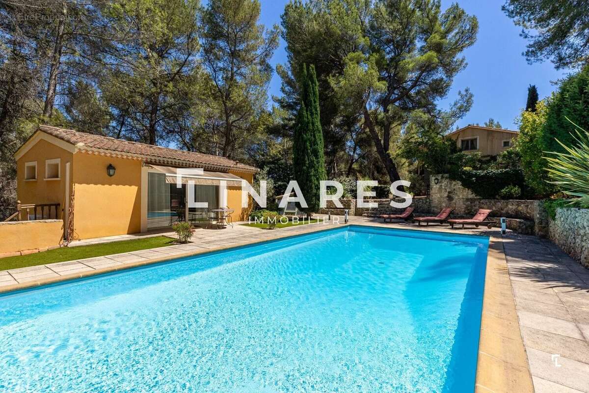 LE DOMAINE PROVENÇAL - Villa T6 de 287m² dont deux dépendances de 26m² - Piscine - Terrain de 6900m²  - 13011 EOURES - photo 3