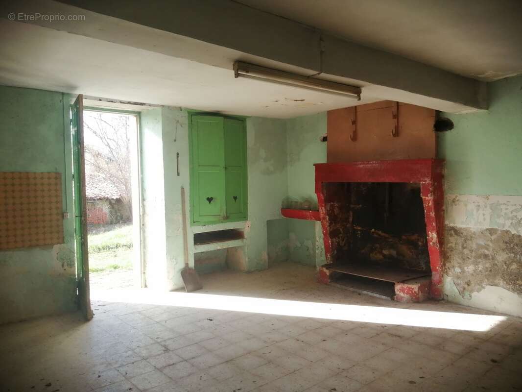 Appartement à MONTIGNAC-LE-COQ