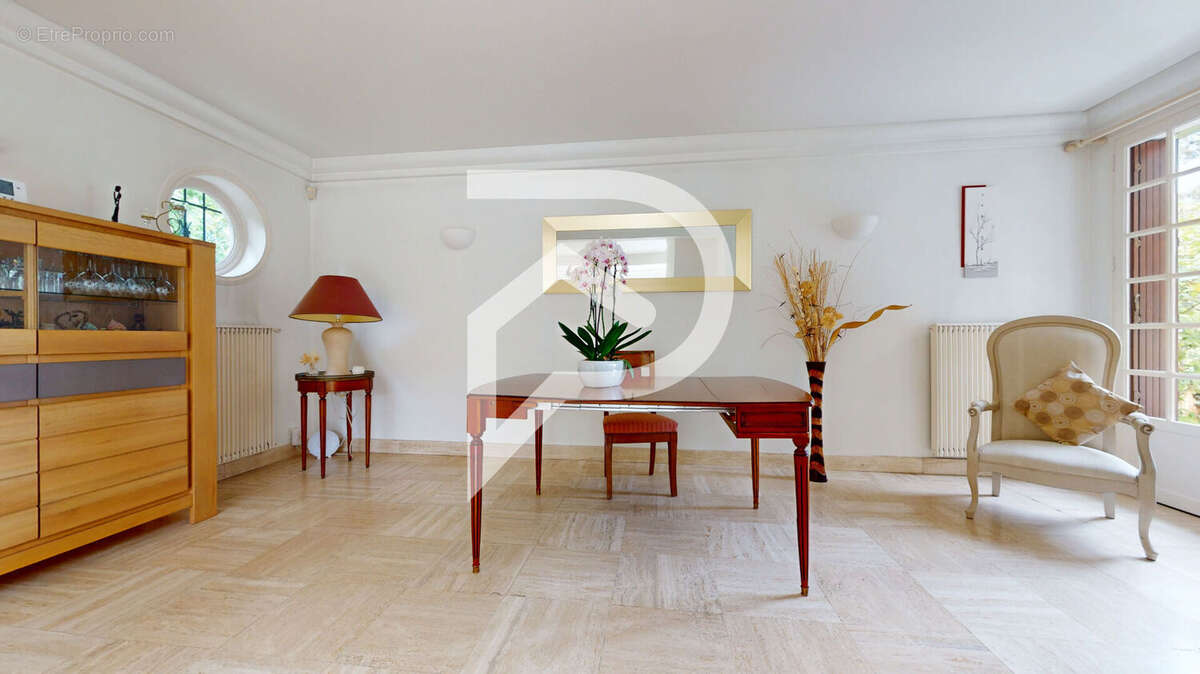 RARE - Coeur de Marly-le-Roi maison familiale de 6 chambres avec double séjour, jardin, garage - photo 8