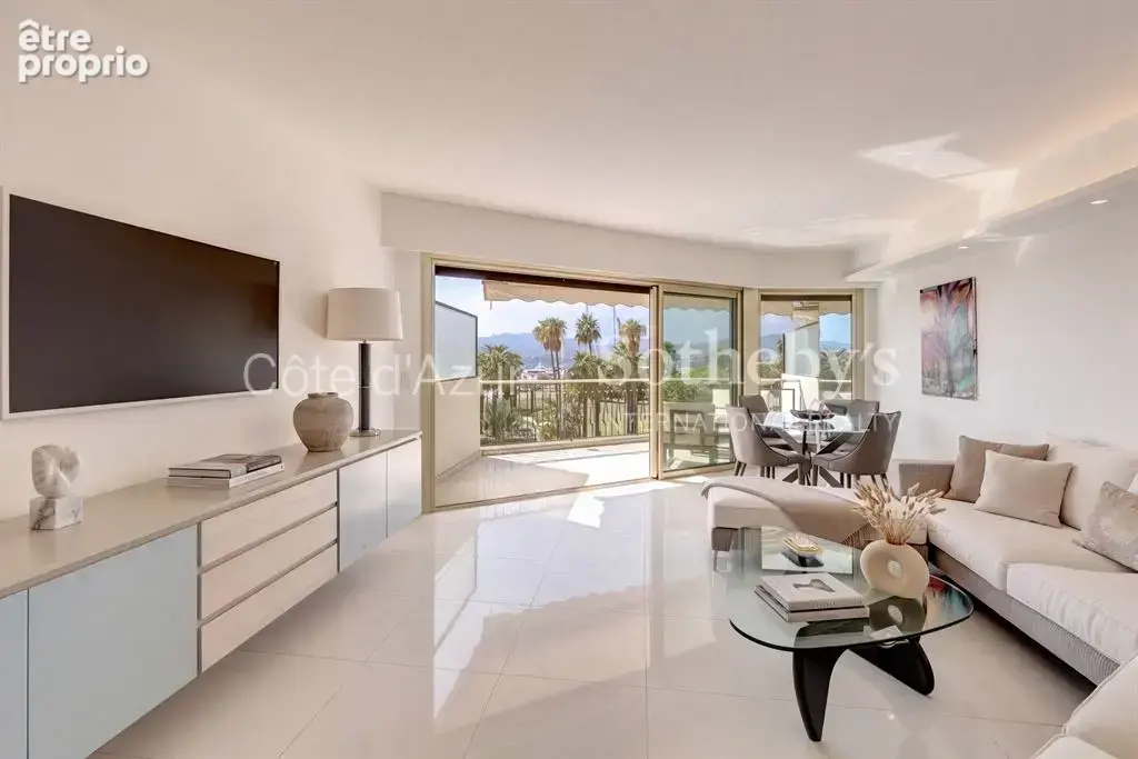 Cannes Croisette, appartement rénové avec deux chambres en suite et terrasse face à la mer - photo 3
