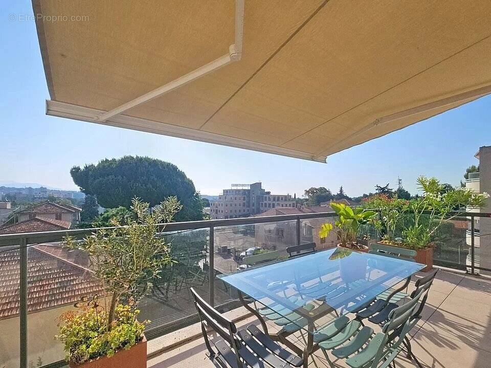 Appartement à SAINT-LAURENT-DU-VAR