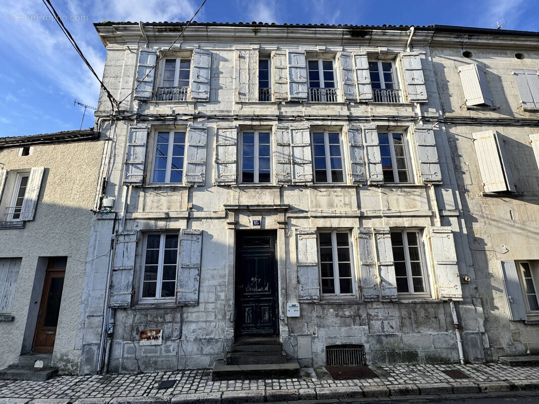 Maison à BARBEZIEUX-SAINT-HILAIRE