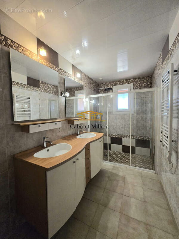 Maison à VIC-LA-GARDIOLE