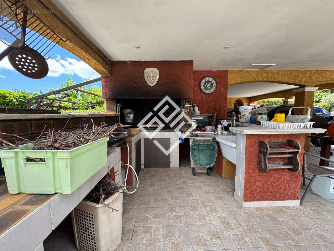 Villa de prestige avec piscine et dépendance. - photo 13
