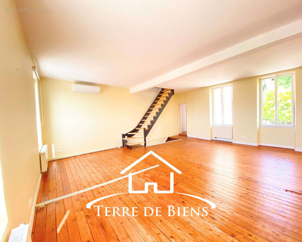 Maison de caractère de 160 m2   Beaux volumes, patio, jardin clos et fort potentiel d'aménagement   Pommiers - photo 5