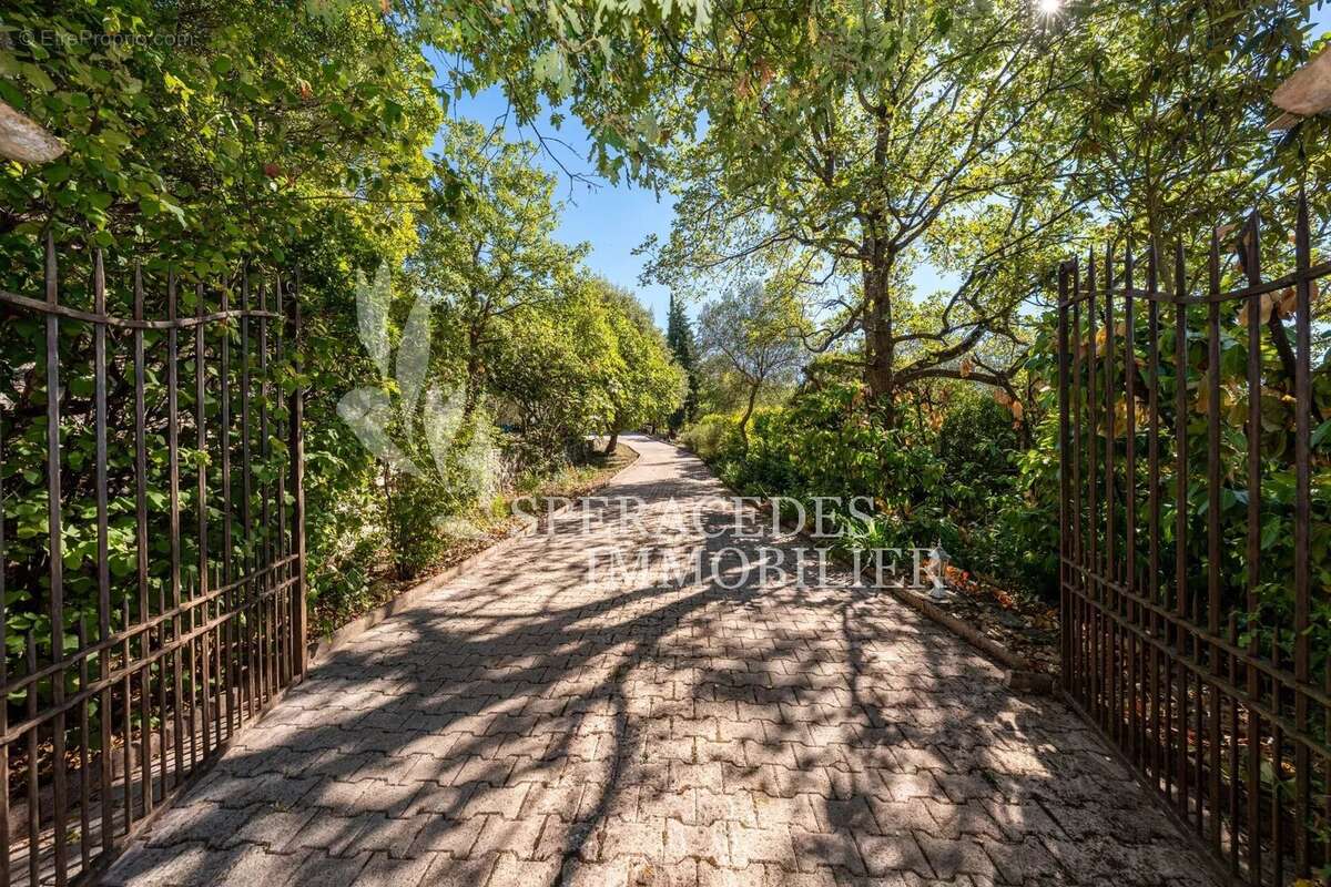 Maison à SAINT-CEZAIRE-SUR-SIAGNE