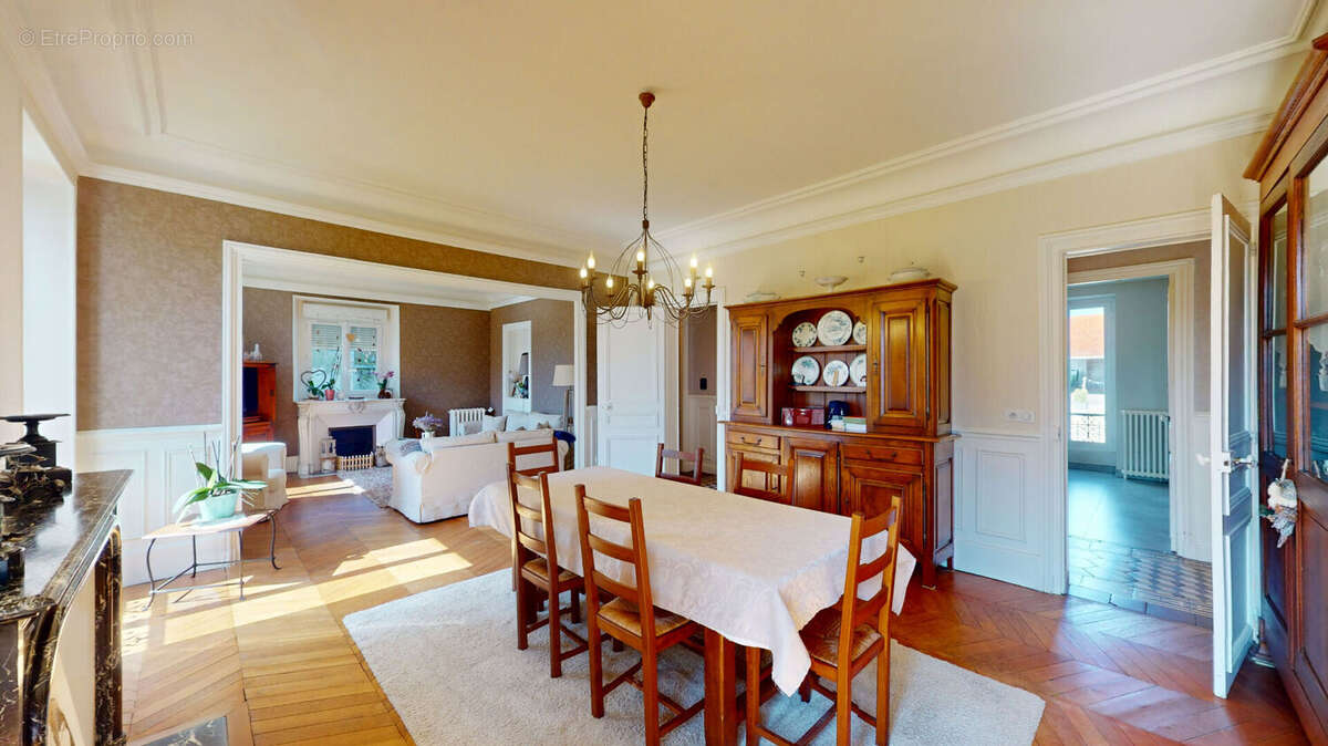 A VENDRE - Maison de maître de près de 300 m²  à 5mns de LIEUSAINT - photo 2