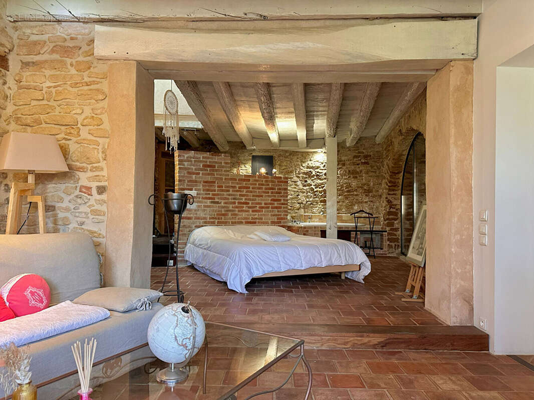 POUILLY LE MONIAL - Grande maison familiale avec terrasse de toit de 73 m² - photo 7