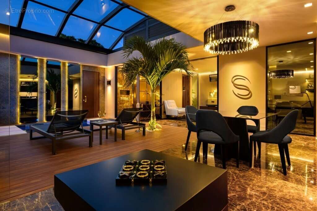 Villa Secret : l'exclusivité absolue au coeur du triangle d'or. Un placement à haute rentabilité. - photo 2