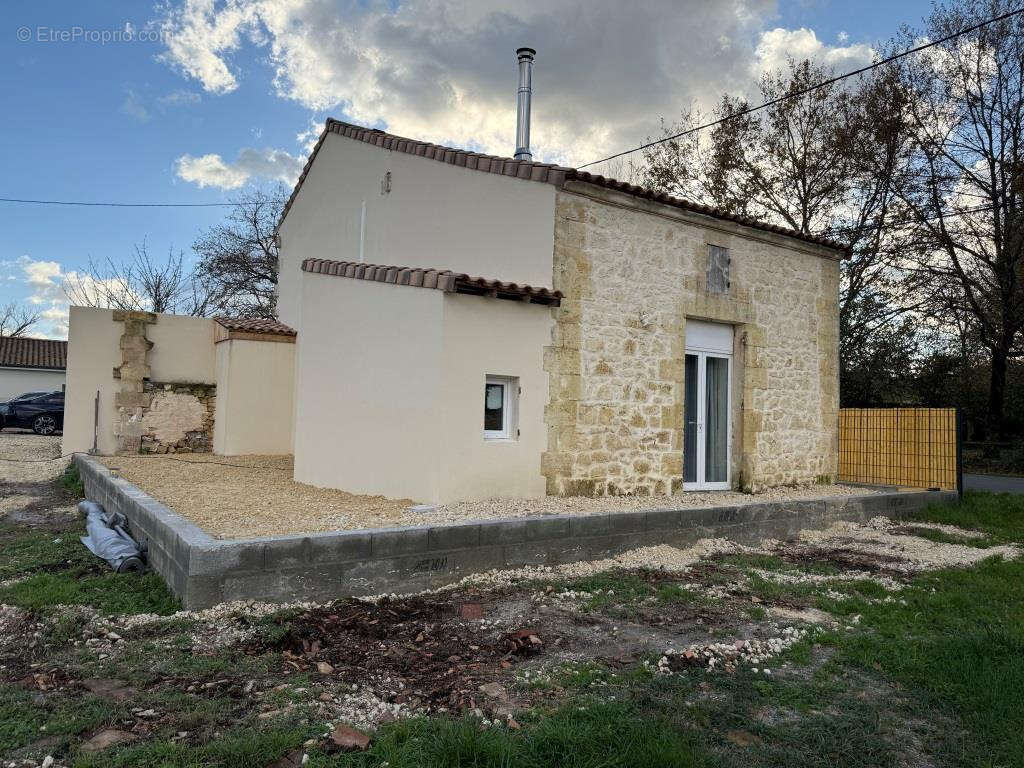 Maison à SAINT-YZAN-DE-SOUDIAC