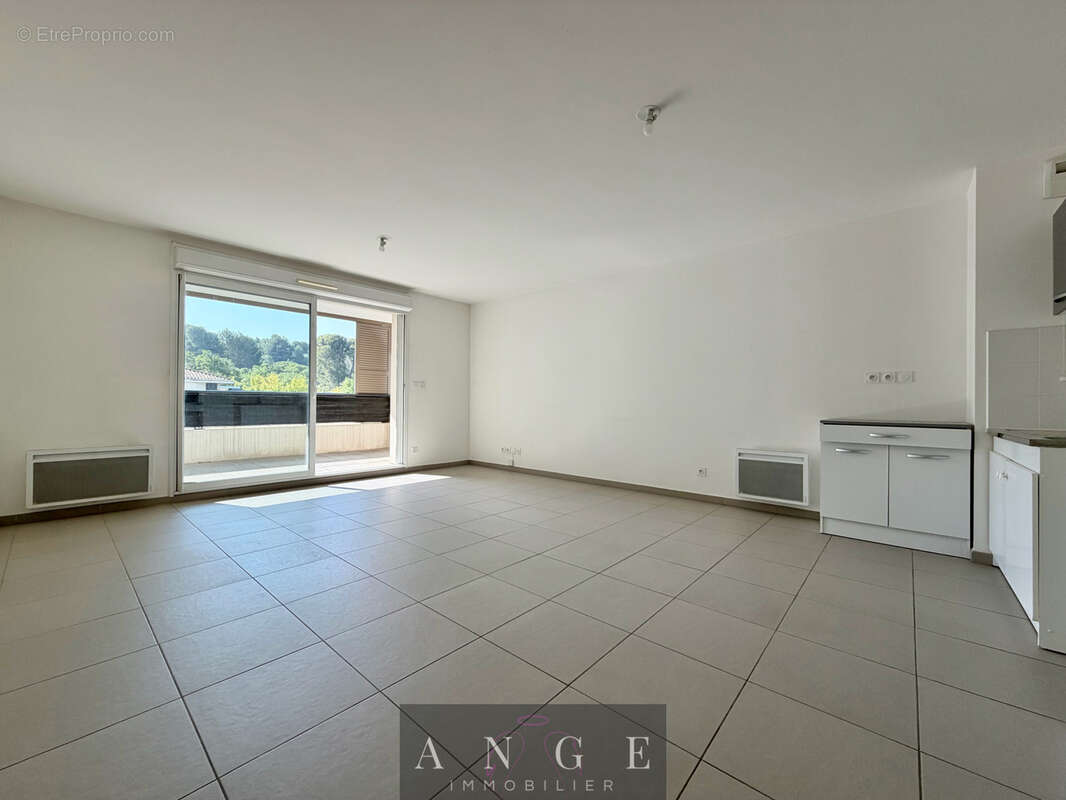 Appartement t3 - 65m2 - terrasse - double box - résidence standing - piscine - marseille 11 les camoins - photo 2