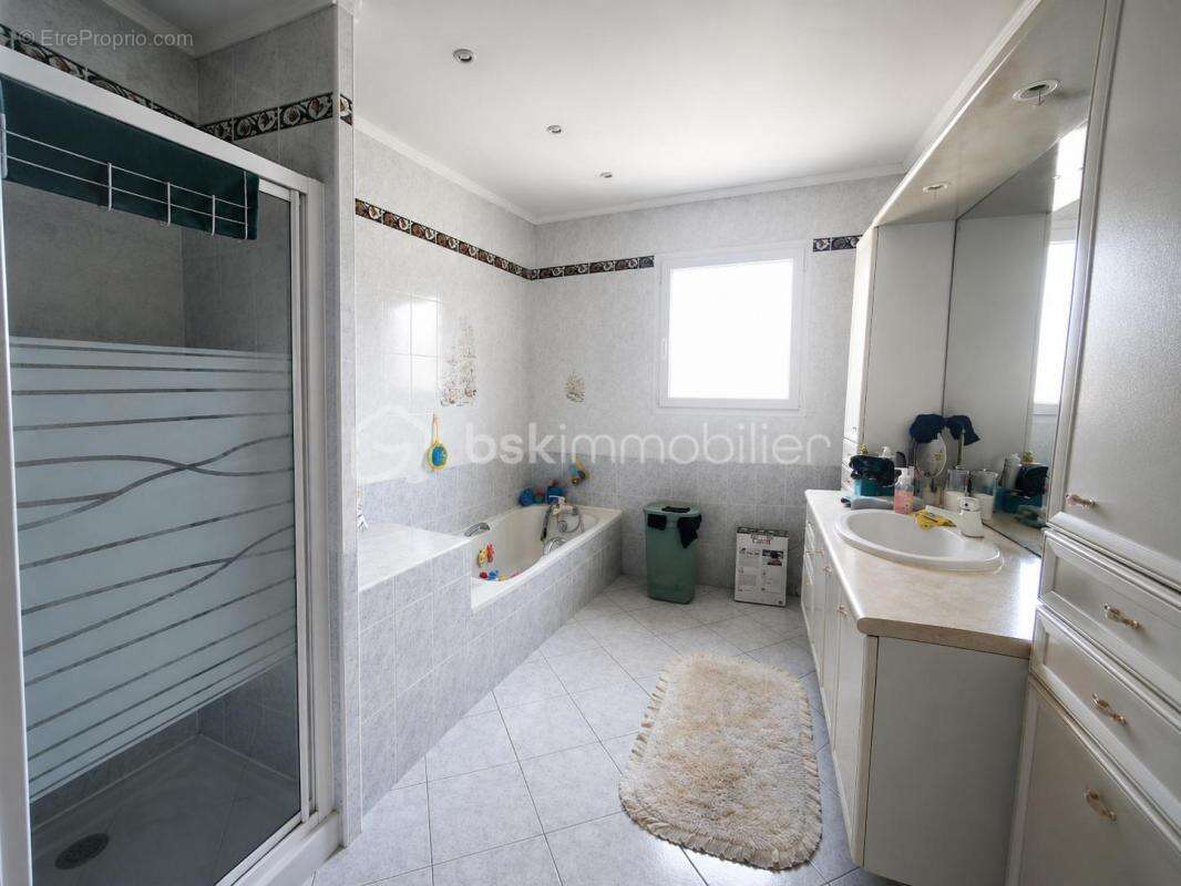 Maison familiale de plain-pied de 170 m² avec 2 830 m² de terrain - photo 8