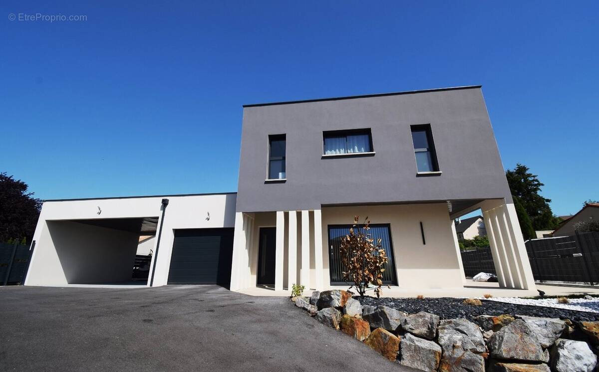 Maison à CREUZIER-LE-VIEUX
