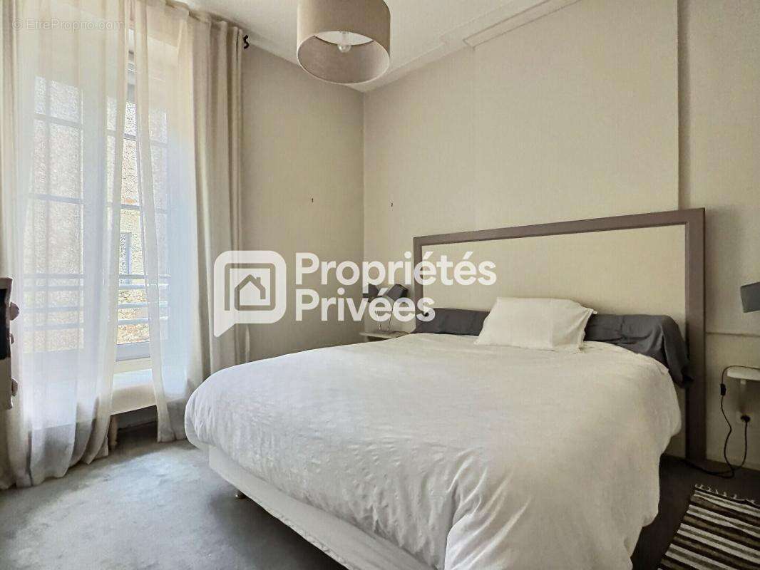 Superbe immeuble rénové d'env. 430m²  avec 7 appartements T2 meublés + 2 locaux commerciaux et caves en plein centre historique  - photo 6