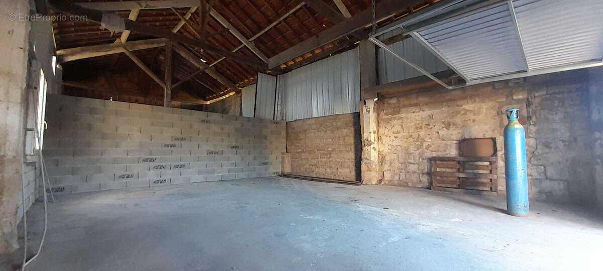 Garage et atelier attenant avec dépendances sur un terrain de 1036m2 - photo 6