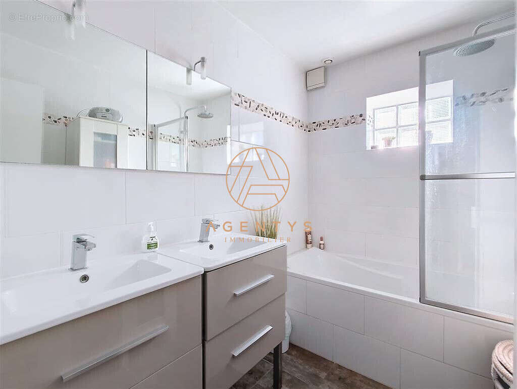 Maison à SAINT-MAUR-DES-FOSSES