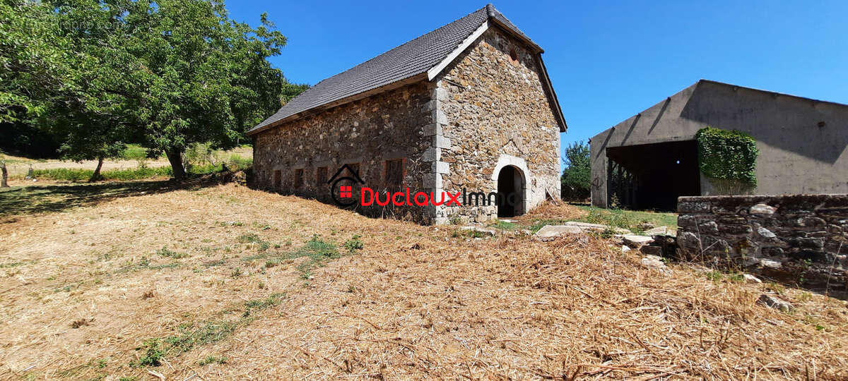 Ensemble Maison - Grange et dépendances - Terrain de 3 171 m2 - photo 13