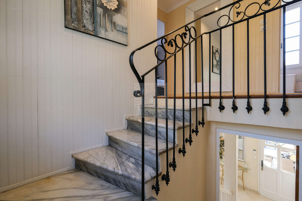 CHARME et CALME ABSOLU - MAISON 156m2 - Saint-Laurent-du-Var - photo 19