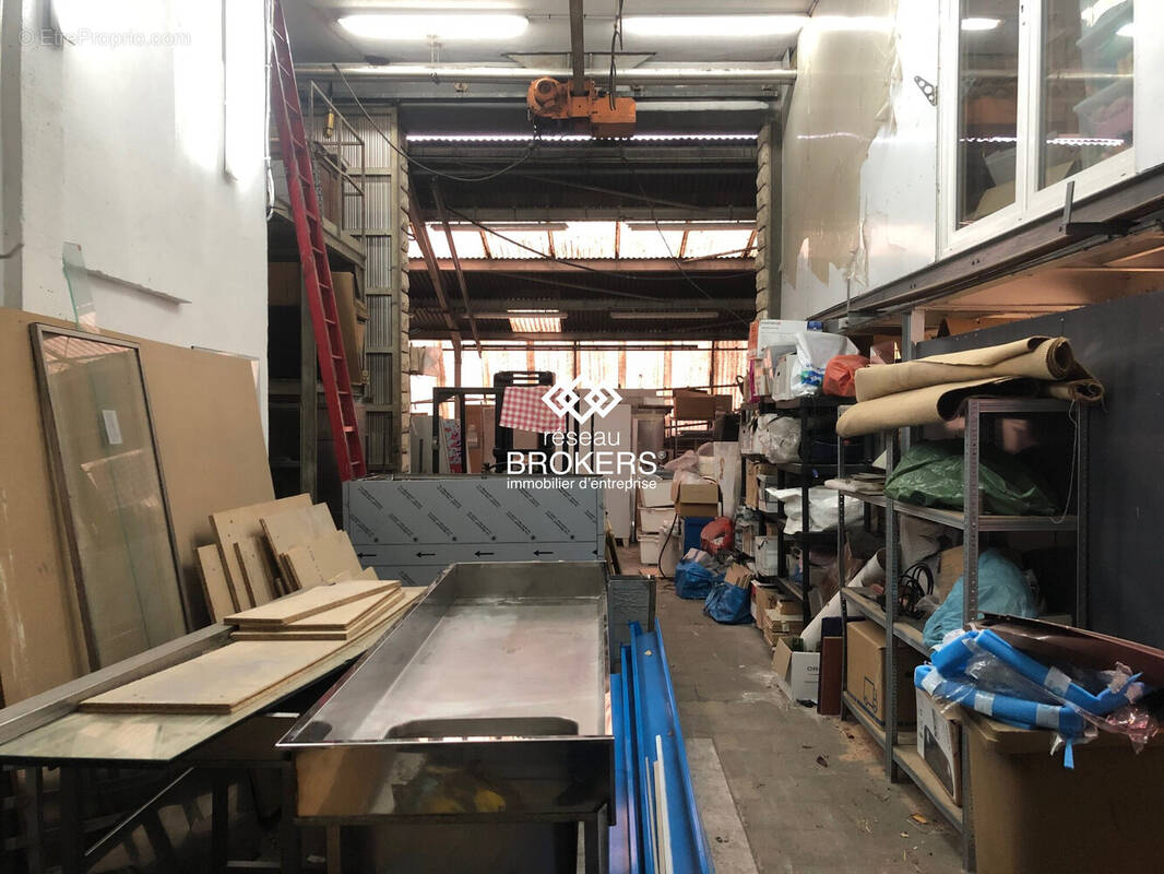 Atelier stockage vue sur hangar - Commerce à MONTREUIL