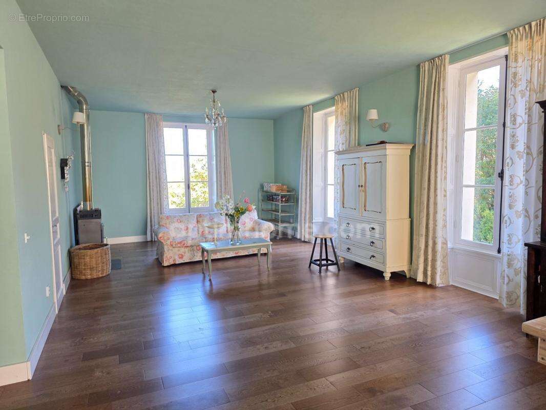 Gros potentiel pour cette tres belle propriete de 19ha avec chateau et batiment de + de 1200 m² - photo 14