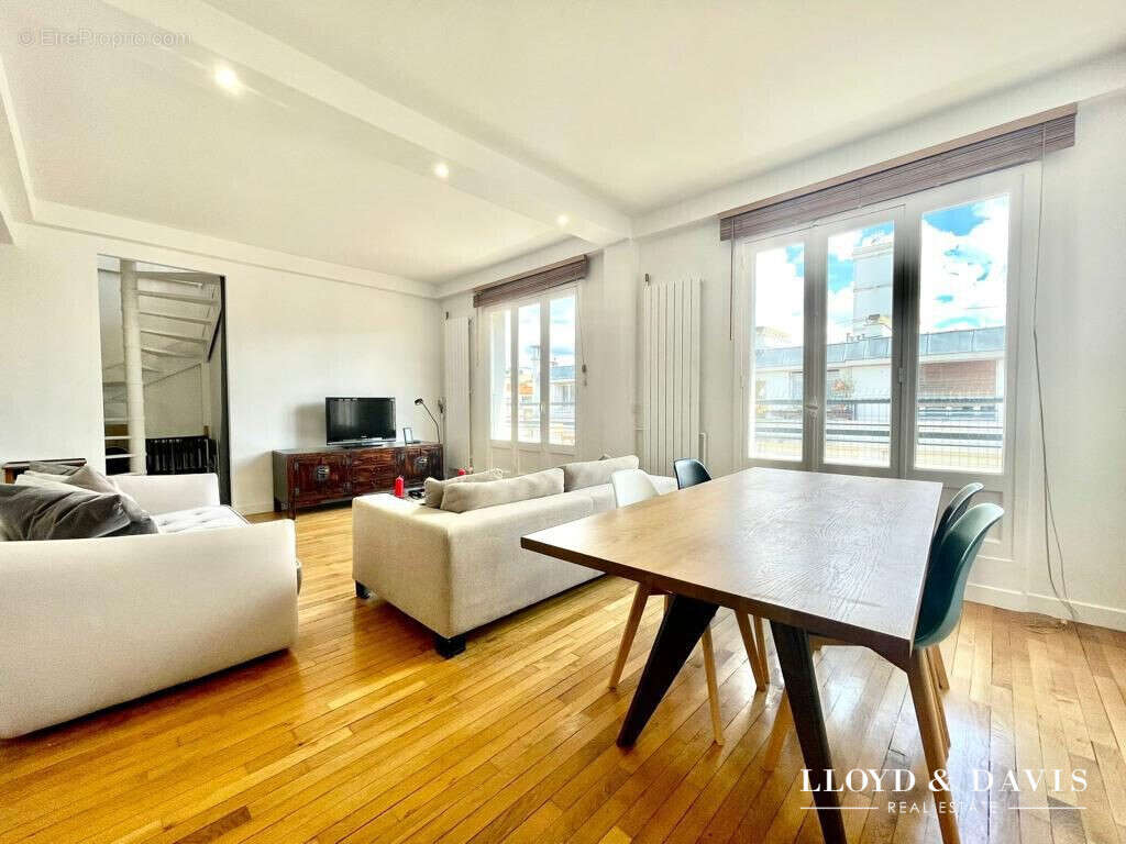 Appartement à PARIS-16E