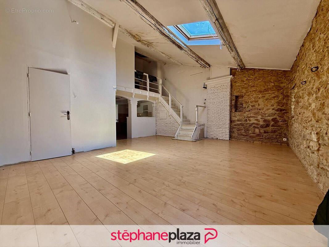 Appartement à BAGNOLS-SUR-CEZE