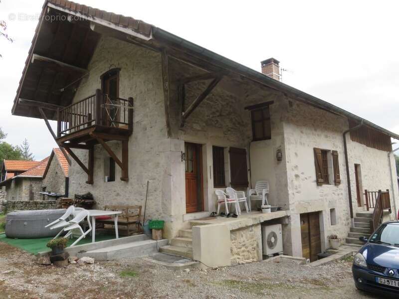 Maison en pierres à vendre 7 pièces de 168 m² à MARIGNIEU (01) plus sous-sol - photo 2