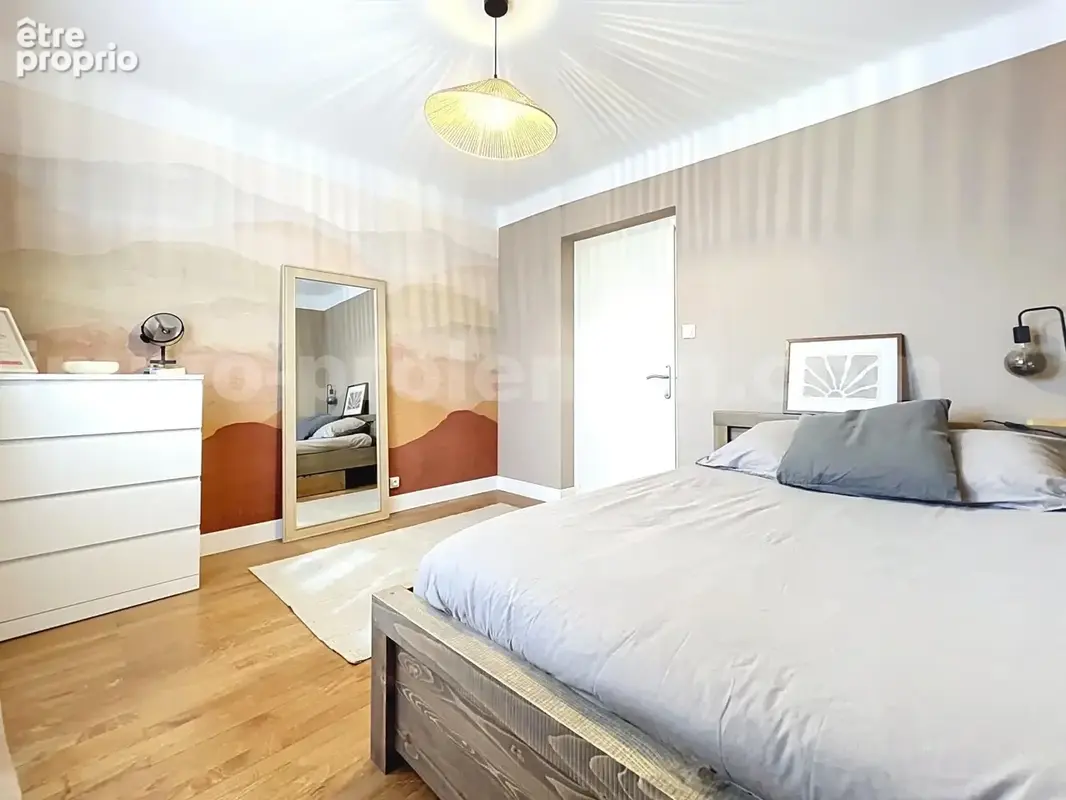 Appartement_T3_la_roche_sur_foron_renove_refait_neuf_terrasse_balcon_belle_superficie_proche_prox_frontière_Suisse_direction_GENEVE_autoroutes_investissement_locatif_vente_vue_séjour_cuisine_équipée_