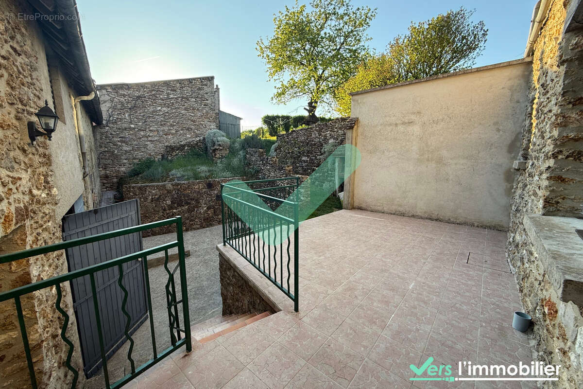 Maison de 172 m2 située à Sainte-Gemme avec 3 chambres, dépendance et jardin - photo 4