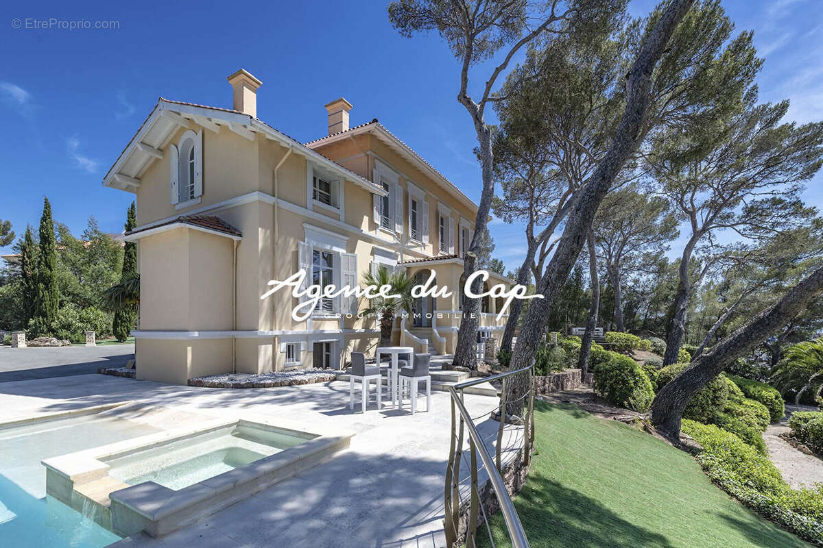 Villa de caractere sur le port santa lucia vue mer tout a pied avec piscine a saint raphael - photo 12