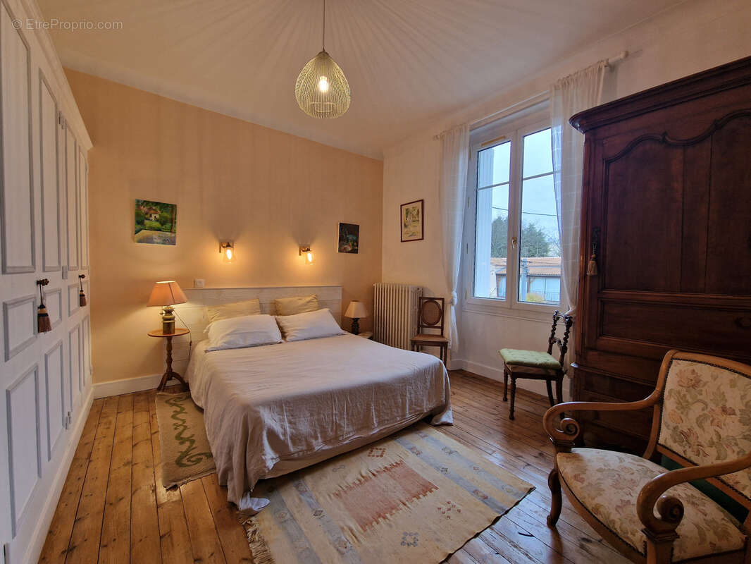 Maison à MONTMOREAU-SAINT-CYBARD