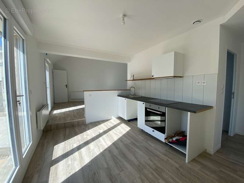 THOUARS  Maison de plain pied rénovée avec possibilité de dépendance de 35m2 - photo 3