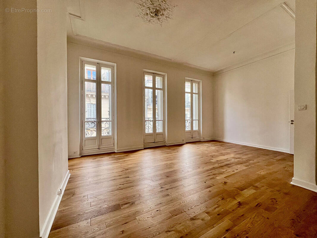 Appartement à MARSEILLE-1E
