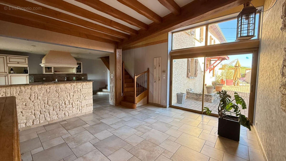 Maison à CHAZELLES-SUR-LYON