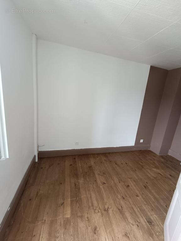 Appartement à LE MAYET-DE-MONTAGNE