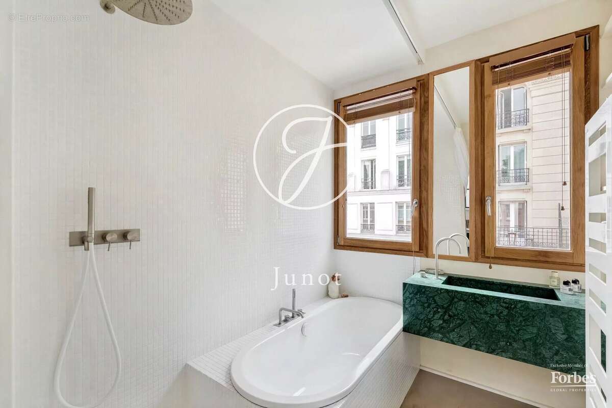 Paris 18e - MONTMARTRE / HAUT LEPIC - Appartement comme une maison - 3 pièces - 68,52m² Carrez - 72,81m² au sol - Terrasse 15,80 - photo 17