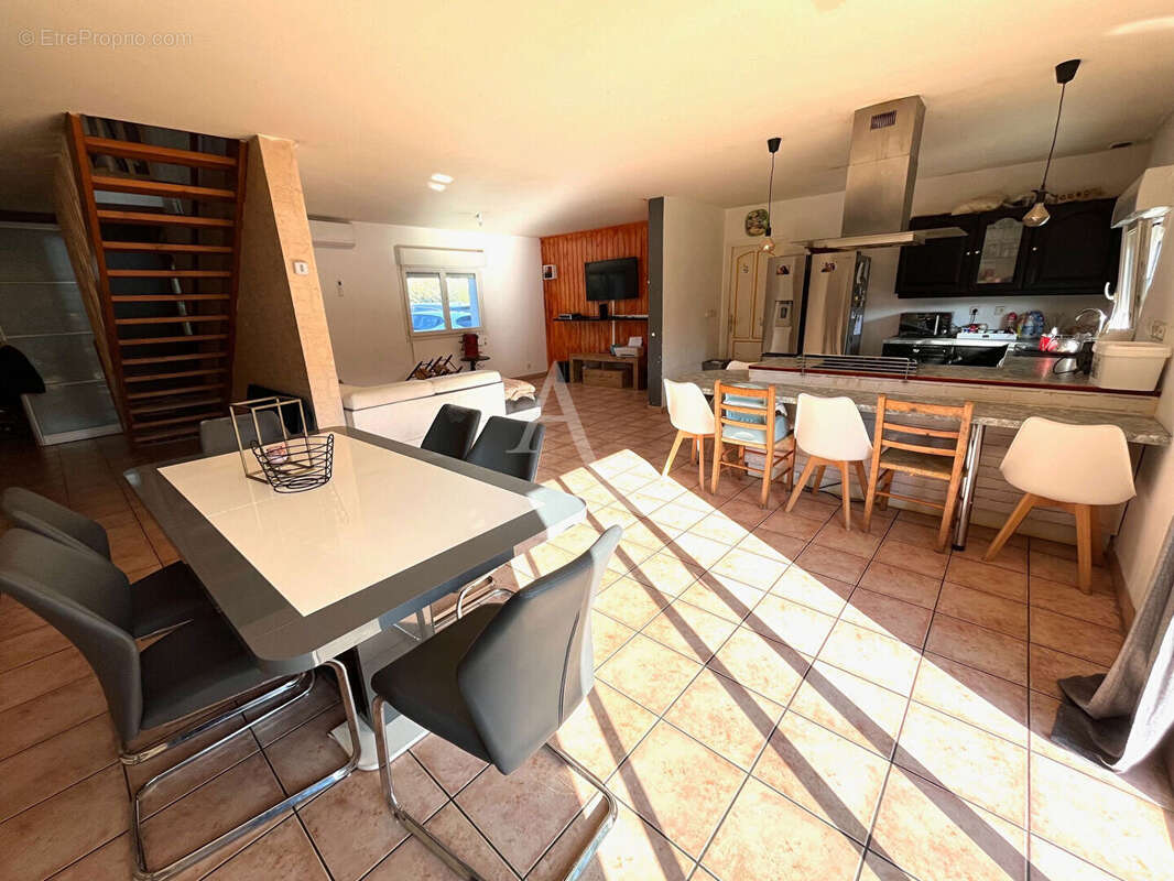 Maison à MONTIGNE-LE-BRILLANT