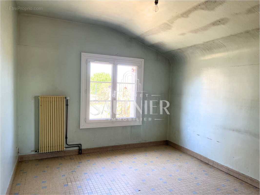 Entre Contres et Montrichard - À vendre - Longère avec dépendances et terrain. - photo 5