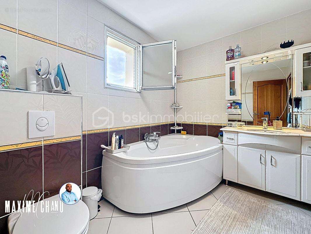 À Vendre : Belle Maison de 155 m² à Gignac, au Calme et Proche du Centre - photo 12