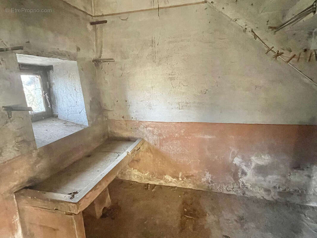 Maison de 90 m² à SAINT-CHEF (intérieur à rénover) - photo 10
