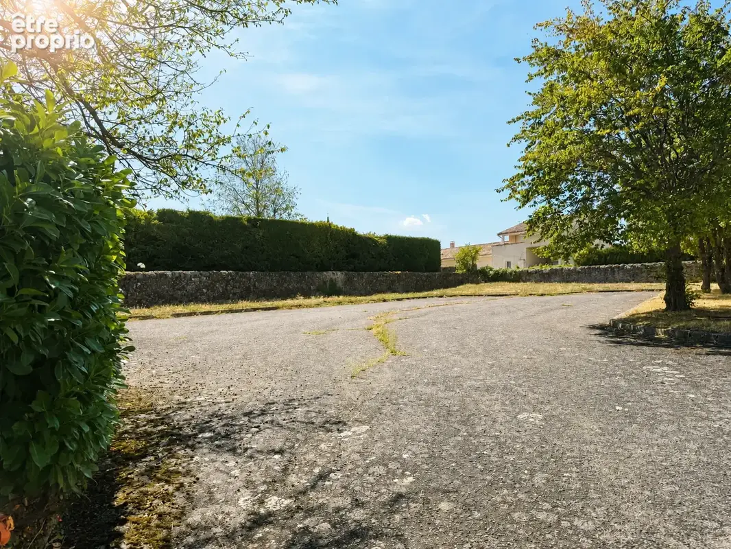 Terrain à bâtir 514 m2 viabilisé en bordure - Centre-village de MACLAS - Libre constructeur - photo 3