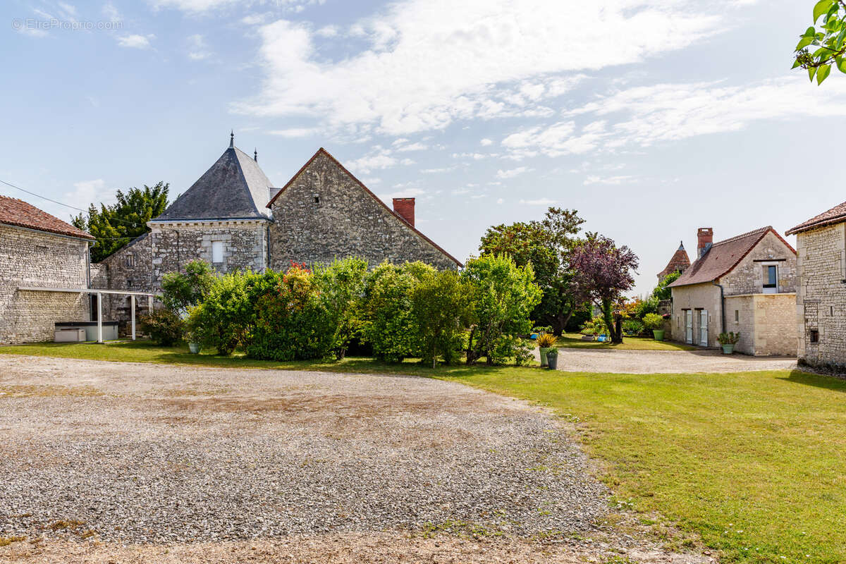 Ancien corps de ferme fortifié du XVIᵉ siècle   Une propriété de caractère aux multiples possibilités - photo 11