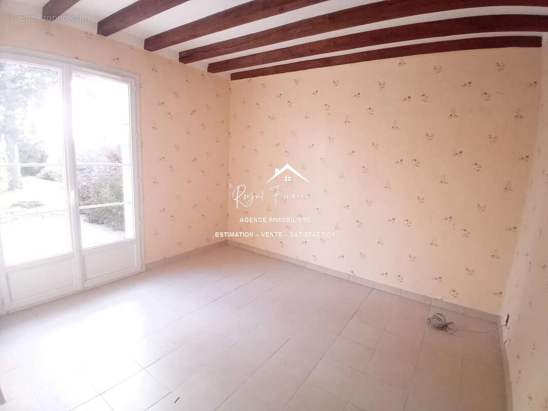 Chambre 1 (avec accès à la terrasse) - Maison à YZEURES-SUR-CREUSE