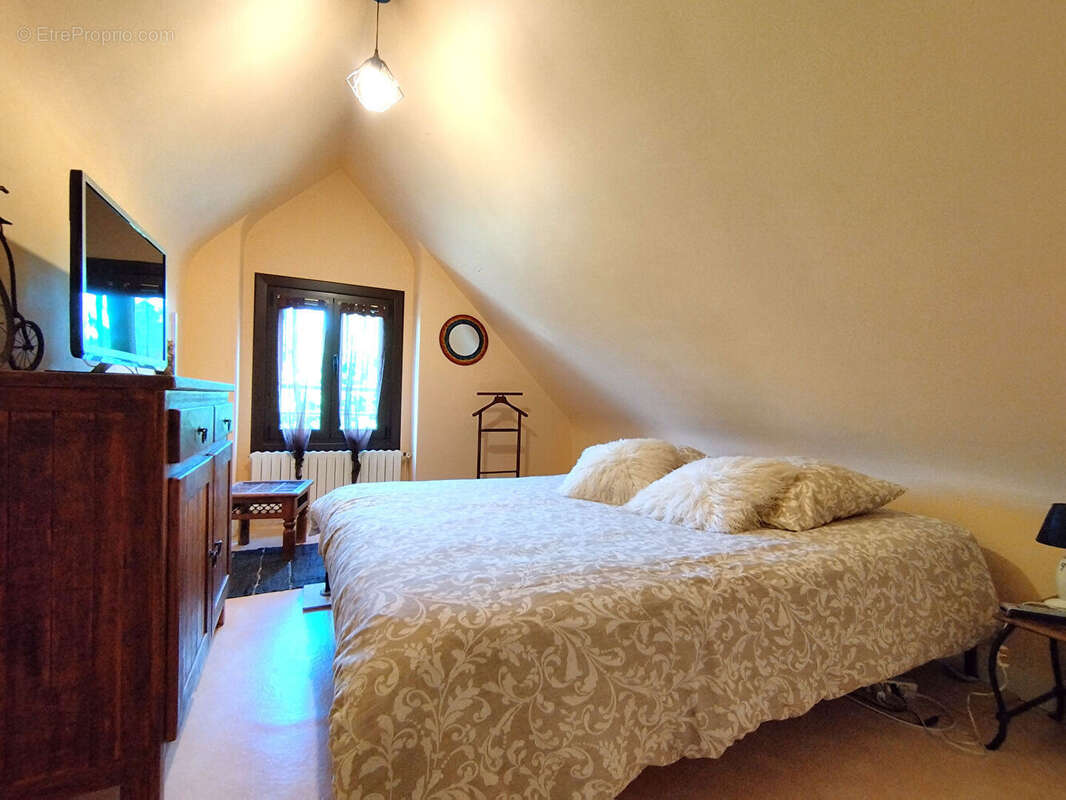 Un véritable cocon familial avec 5 chambres, deux garages et un magnifique jardin, à seulement quelques minutes de Tours et de l - photo 14