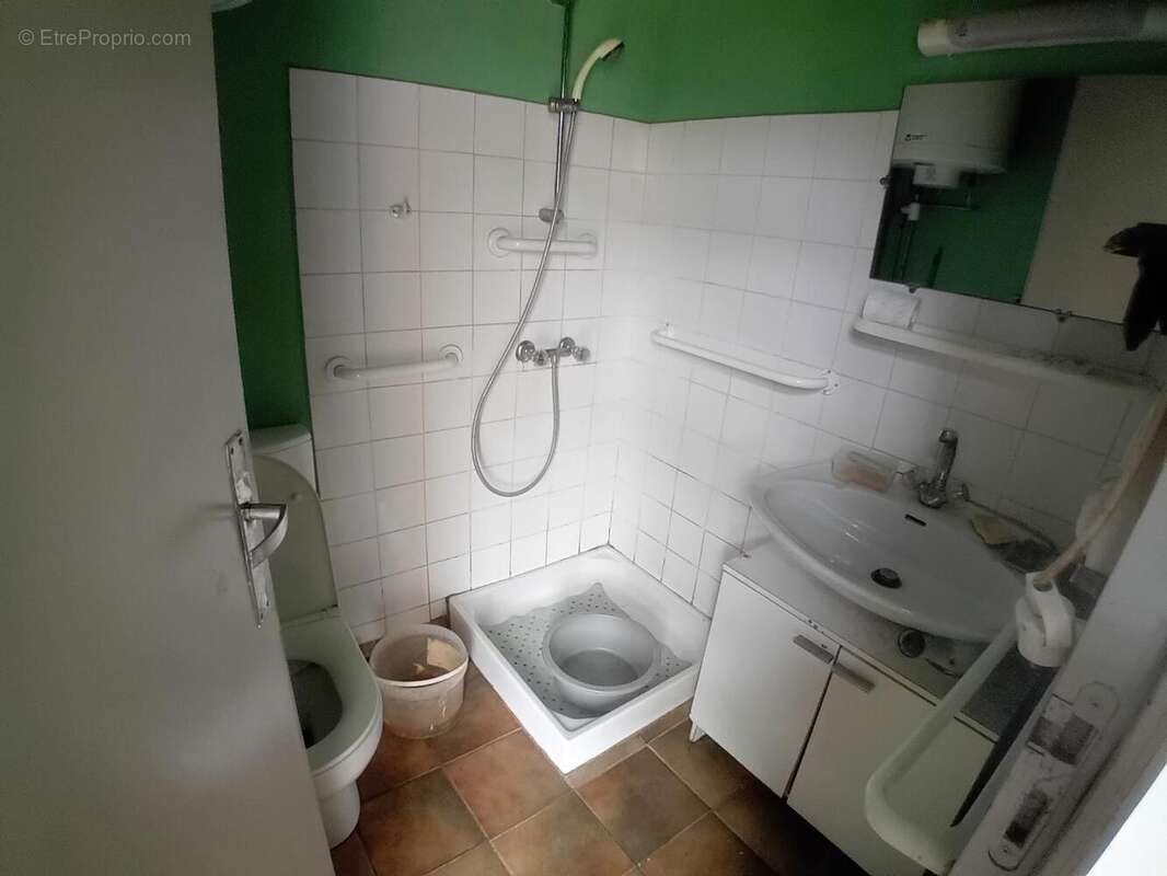 Salle d&#039; eau - Maison à SAINT-PIERRE-LAFEUILLE