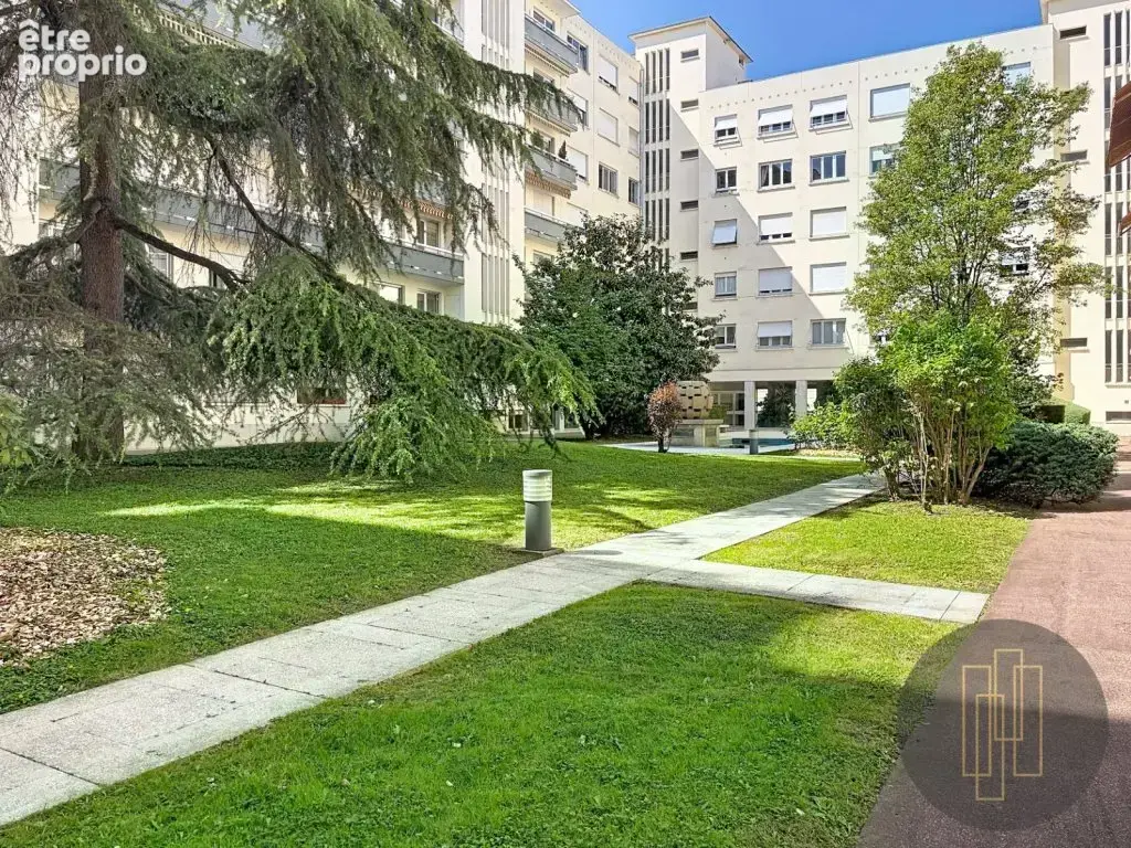 Au cœur de Lyon 6e - T3 au dernier étage avec balcons au sein d'une résidence recherchée - photo 7