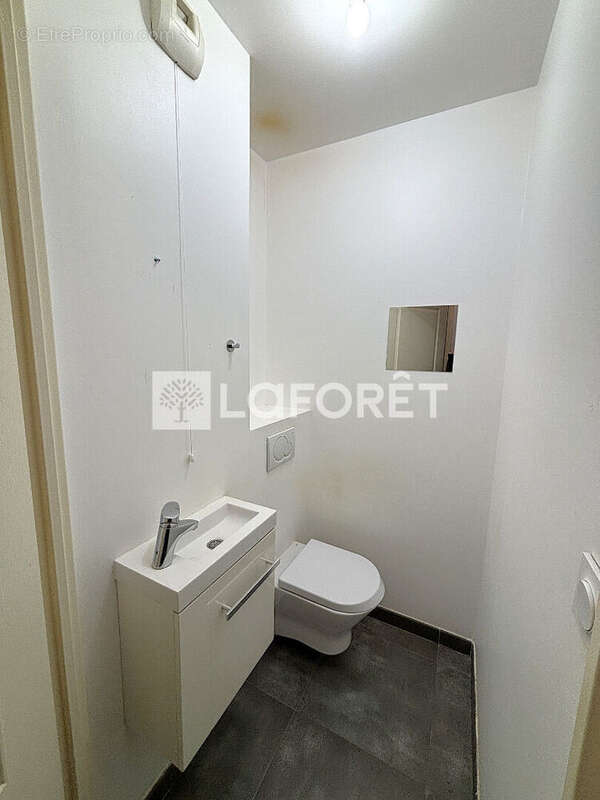 Appartement à SAINT-LAURENT-DU-VAR