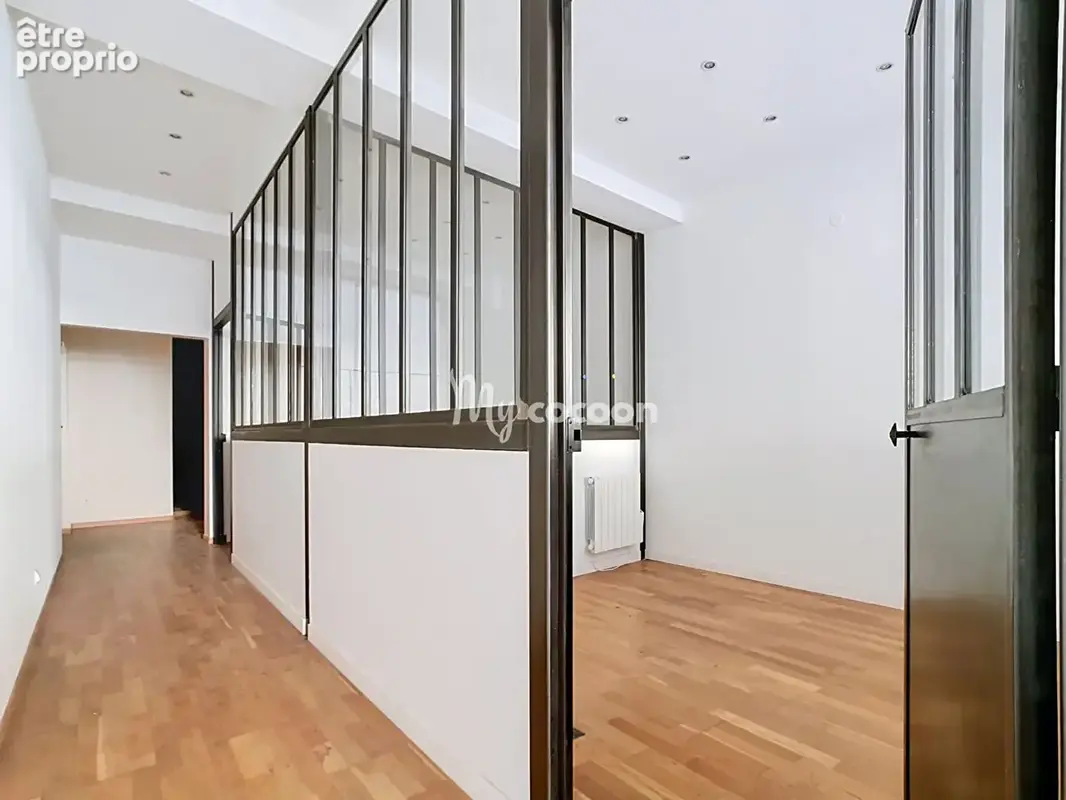 PLACE SAINT LOUIS Local commercial - 60 m² - photo 4