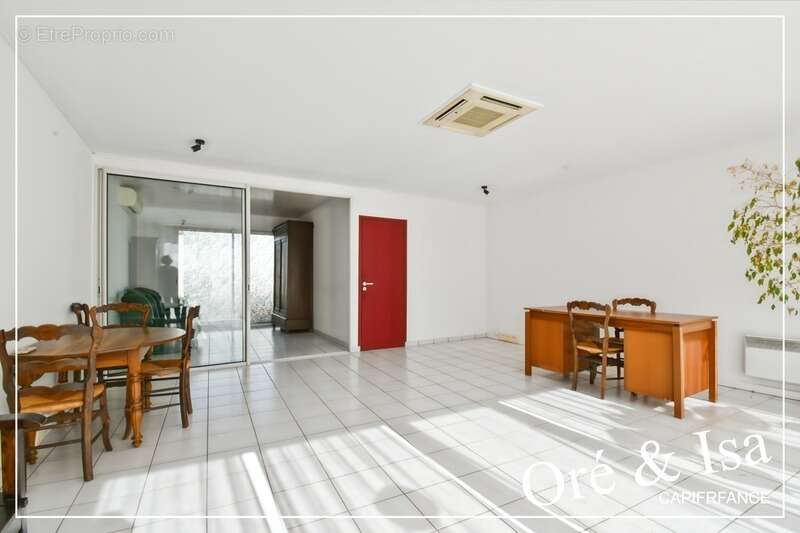 Investissement locatif ou implantation professionnelle : une opportunité à saisir ! à vendre CULAN (18) - photo 2