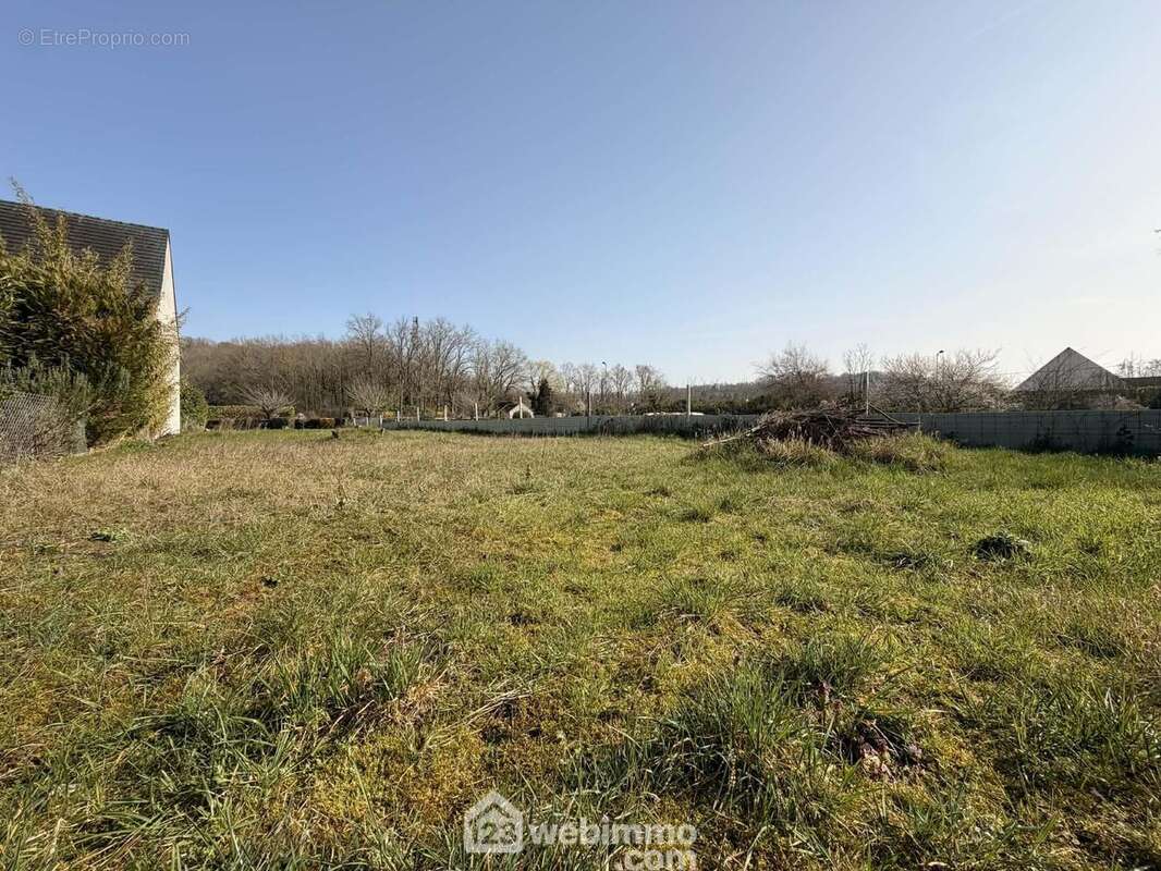 Tous les réseaux sont à proximité - Terrain à BRUYERES-ET-MONTBERAULT